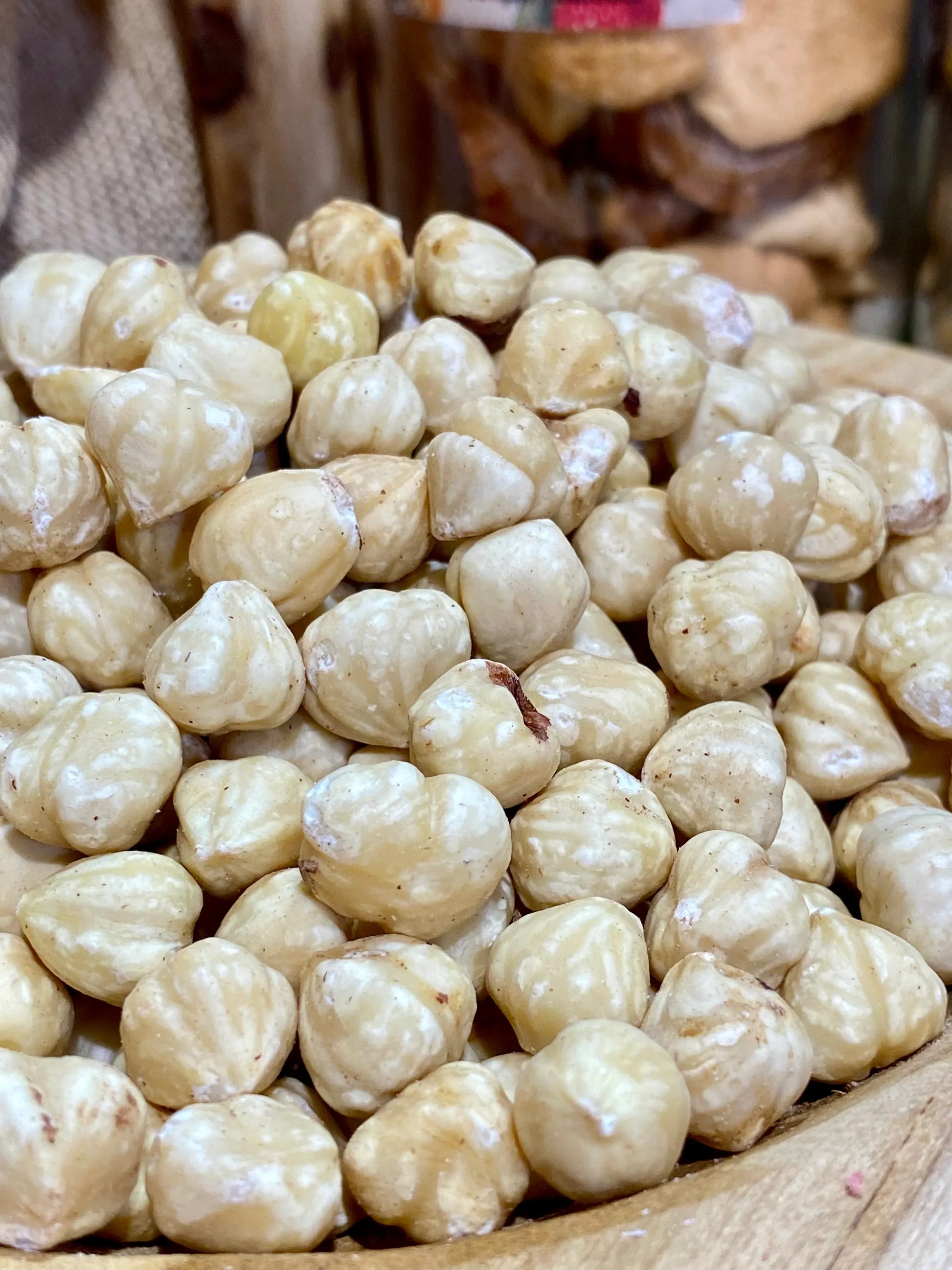 Noisettes grillées en vrac, fruit à coque croustillant riche en nutriments et vitamines, parfait pour collation énergétique, recettes sucrées ou salées