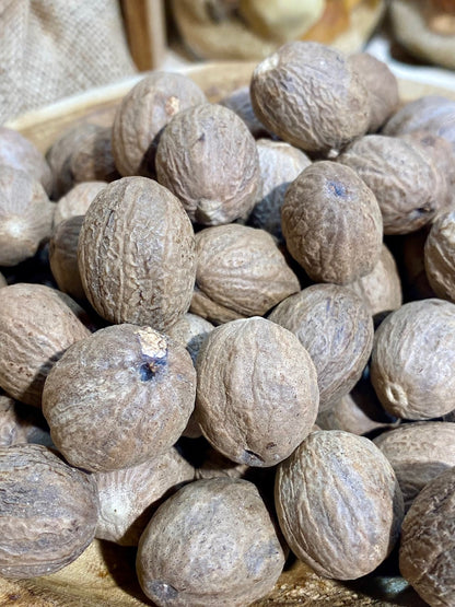 Noix de muscade entière – épice aromatique naturelle à râper pour cuisine, desserts et boissons