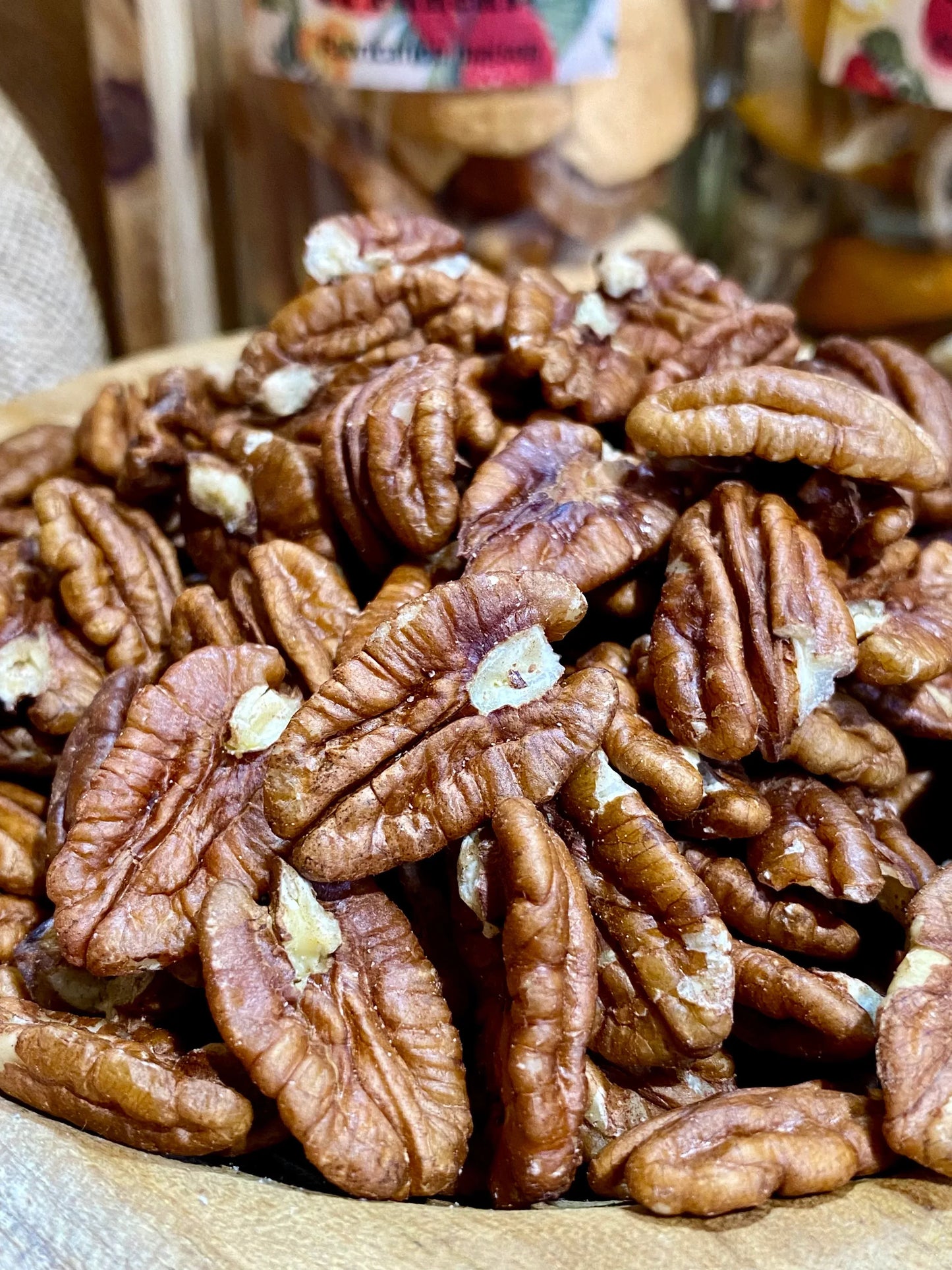 Gros plan sur noix de pécan croquantes et beurrées, riches en fibres, antioxydants et micronutriments, idéales pour collations ou plats maison