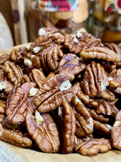 Gros plan sur noix de pécan croquantes et beurrées, riches en fibres, antioxydants et micronutriments, idéales pour collations ou plats maison