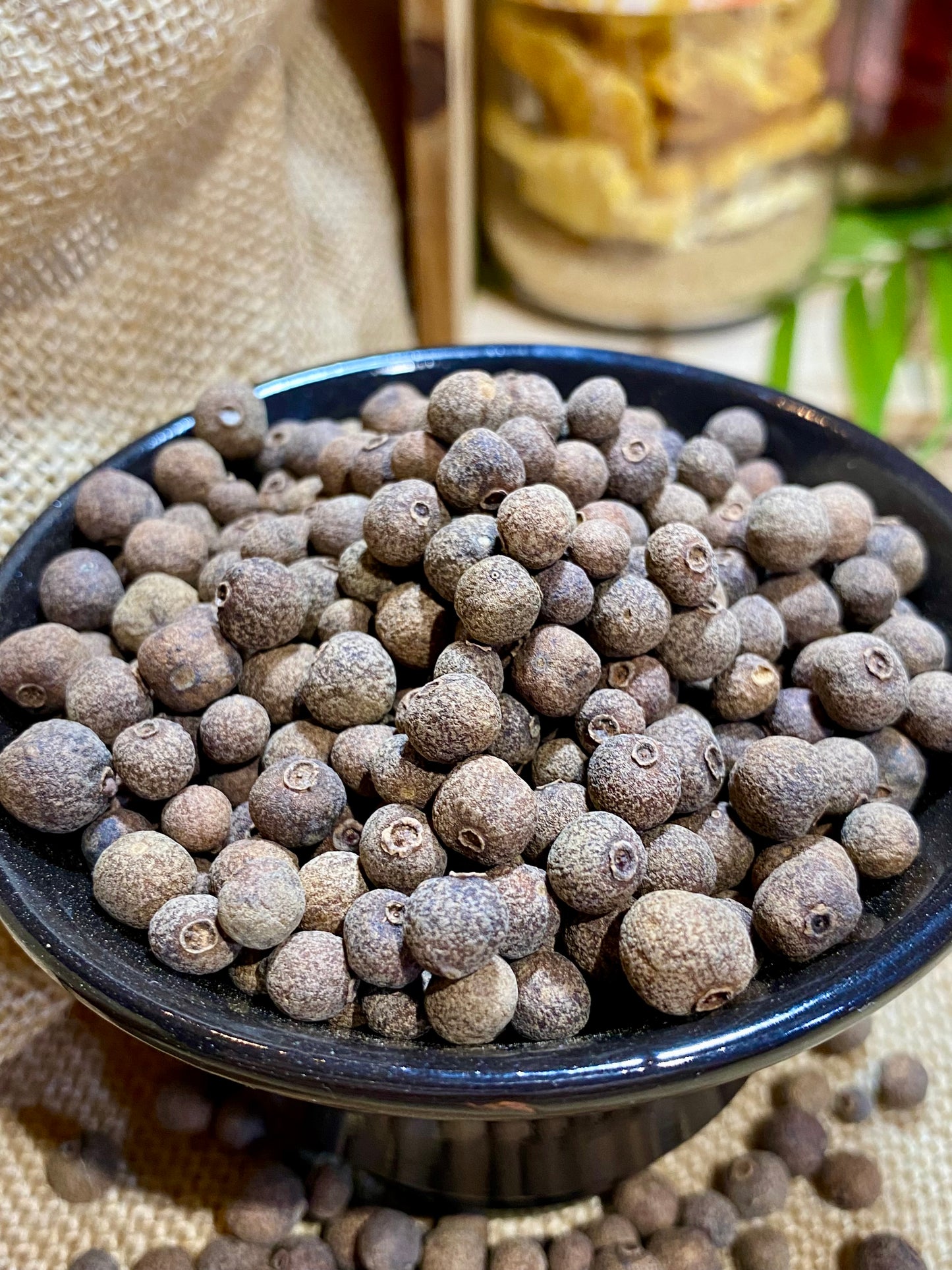 Détail des baies de piment de Jamaïque entières, épice aromatique utilisée en cuisine salée et sucrée