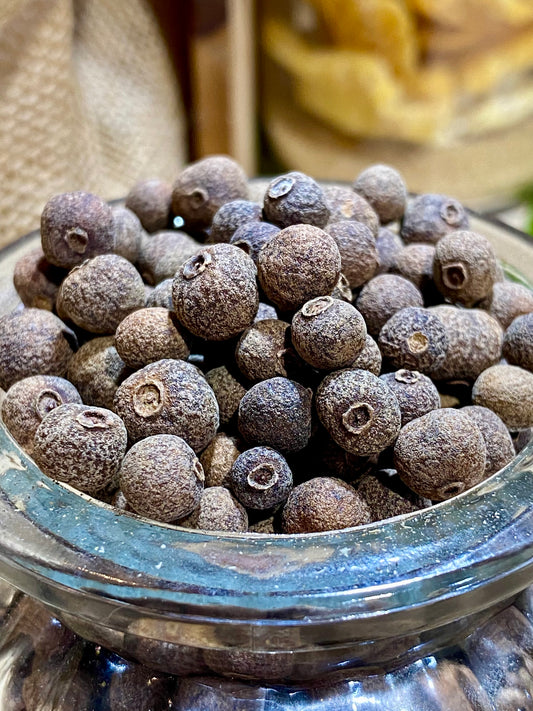 Piment de Jamaïque entier, aussi appelé poivre de Jamaïque, épice aromatique aux notes de cannelle, muscade et girofle