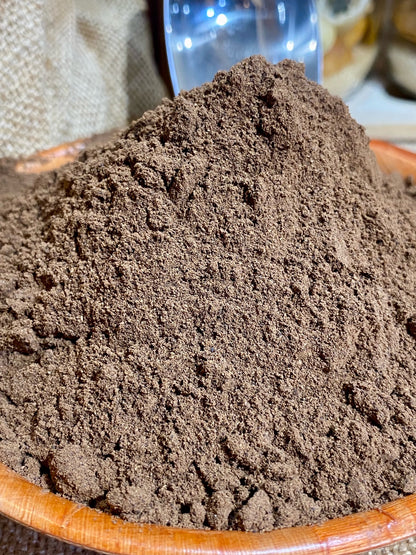 Gros plan sur le piment Jamaïque moulu, épice fine et parfumée