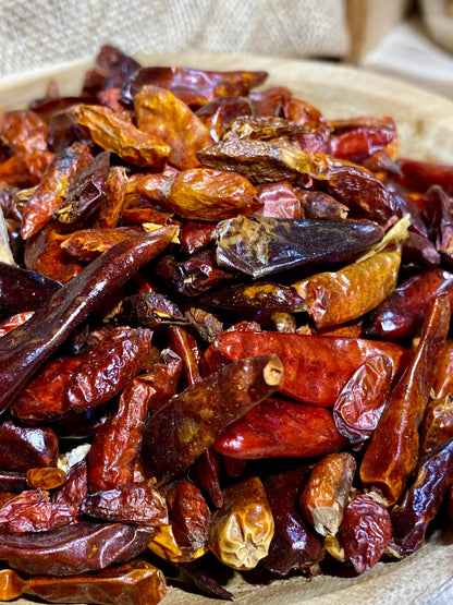 Gros plan sur des piments oiseaux séchés rouges
