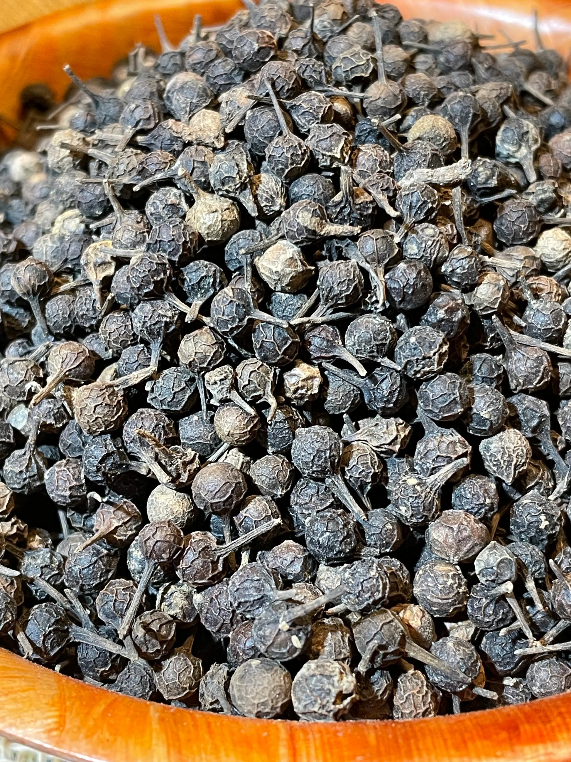 Poivre cubèbe conservé en bocal hermétique, épice rare d'Indonésie