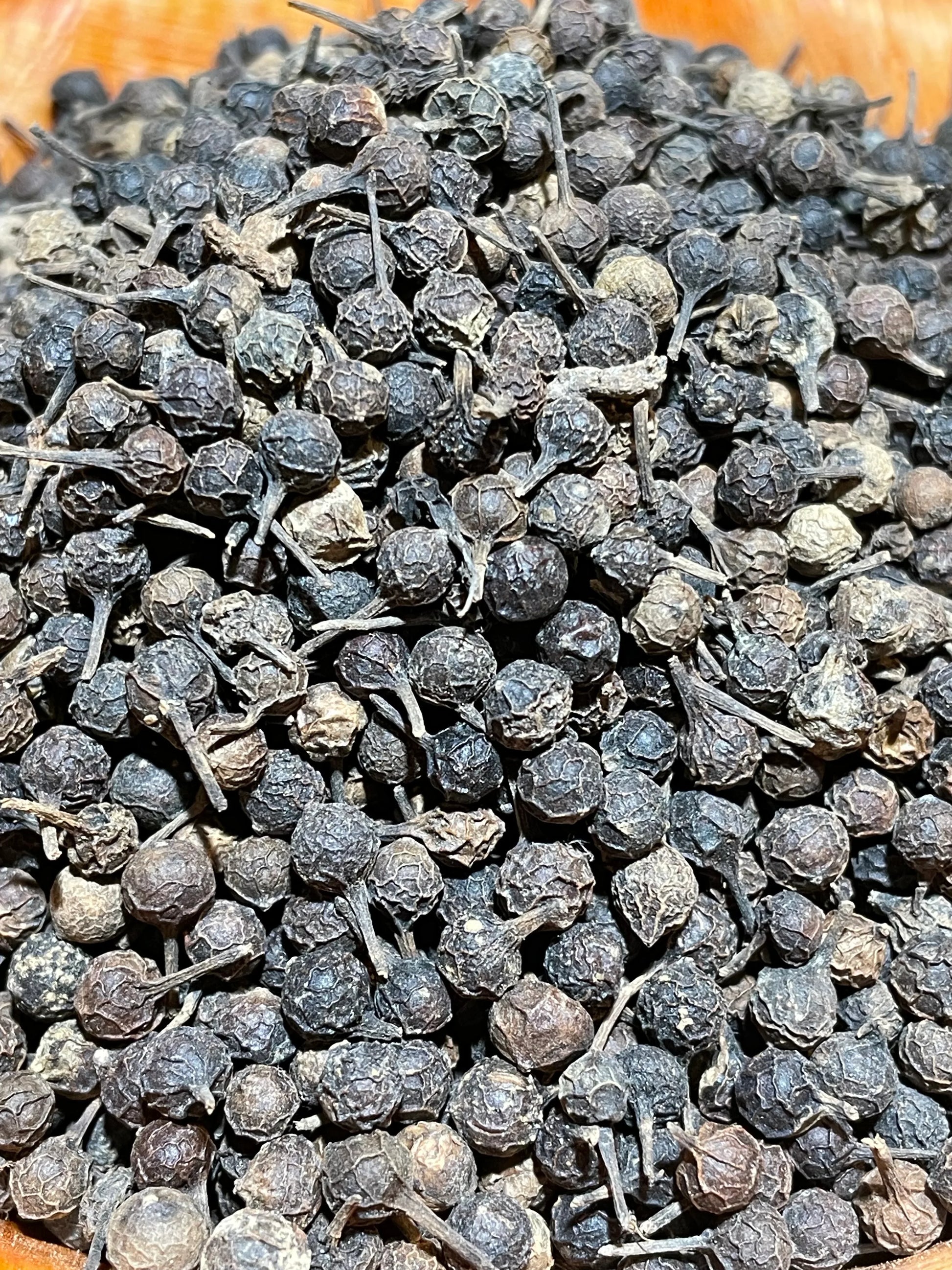 Poivre cubèbe en pâtisserie et chocolat noir, épice camphrée aux arômes inattendus