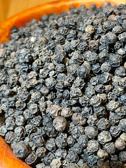 Poivre fumé de Madagascar conservé en bocal hermétique, épice artisanale de qualité