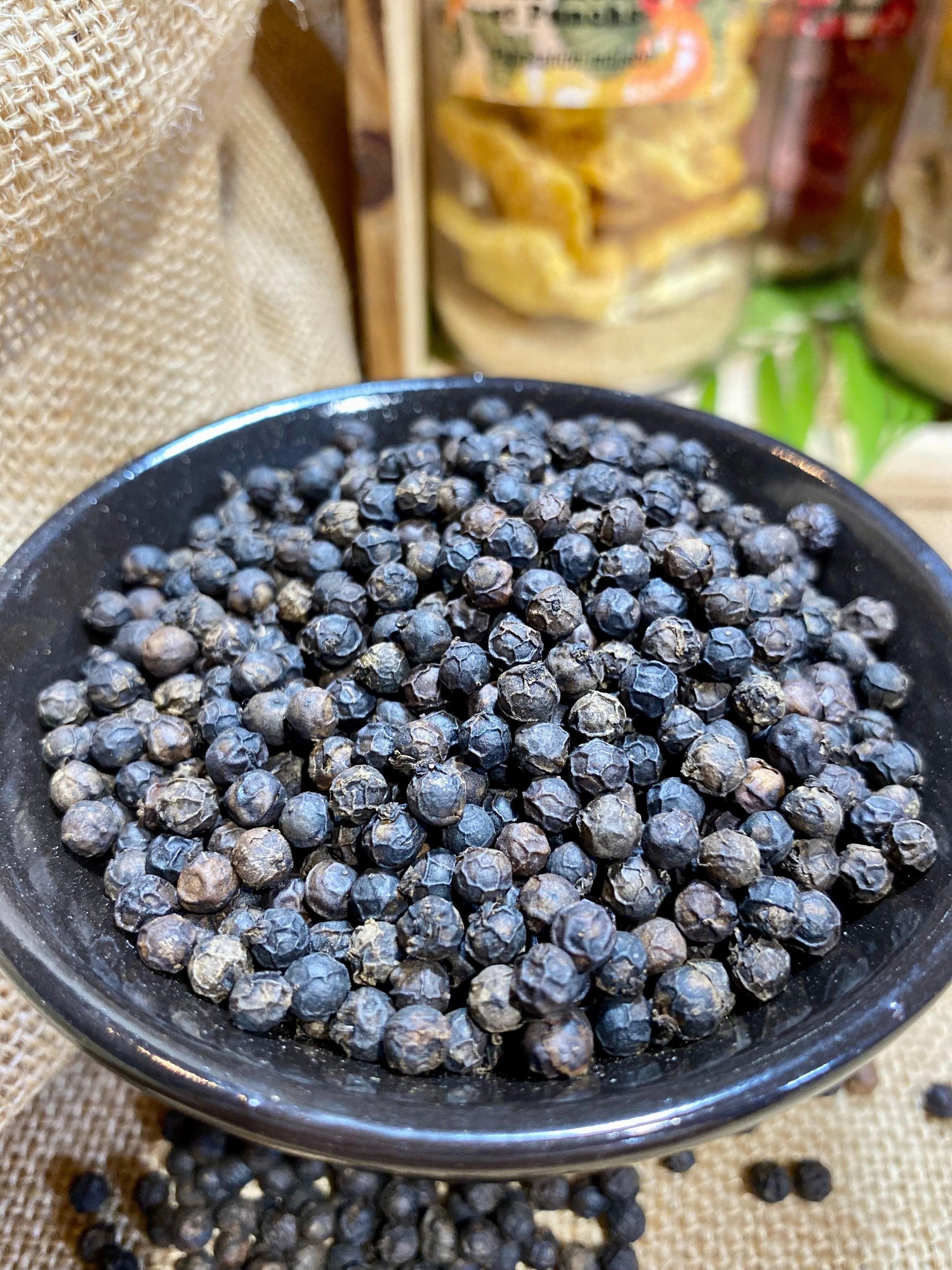 Poivre de Kampot en grains utilisé pour assaisonner une viande grillée