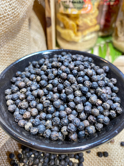 Poivre de Kampot en grains utilisé pour assaisonner une viande grillée