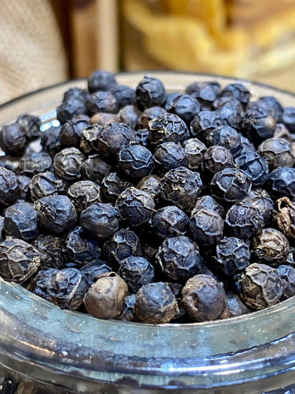 Gros plan sur les grains de poivre noir de Kampot montrant couleur et texture