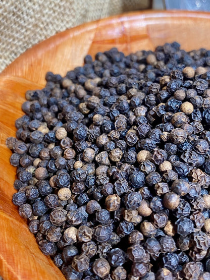 Poivre Lampong utilisé pour assaisonner un plat maison