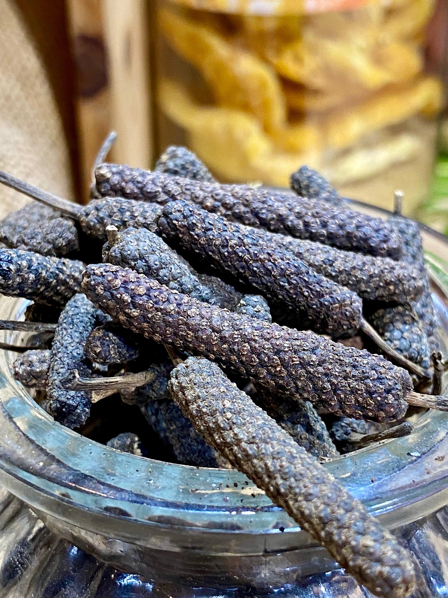 Gros plan sur les grains de poivre long de Java montrant la texture