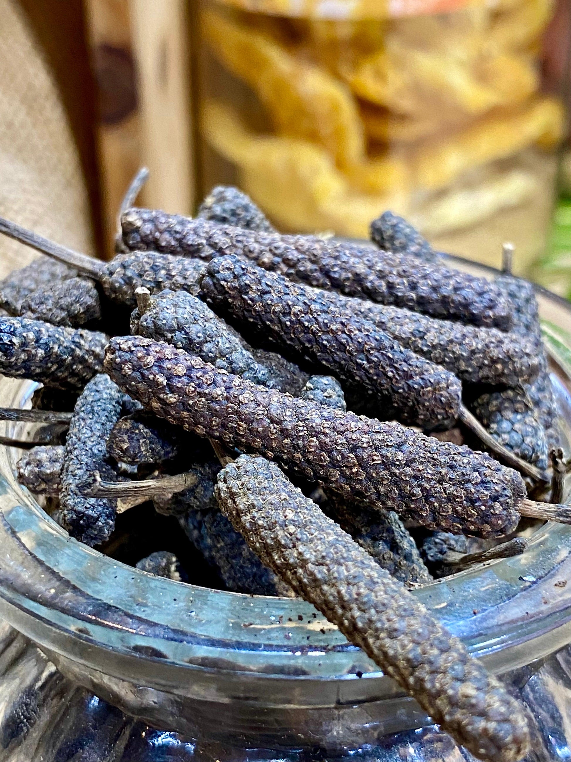 Gros plan sur les grains de poivre long de Java montrant la texture