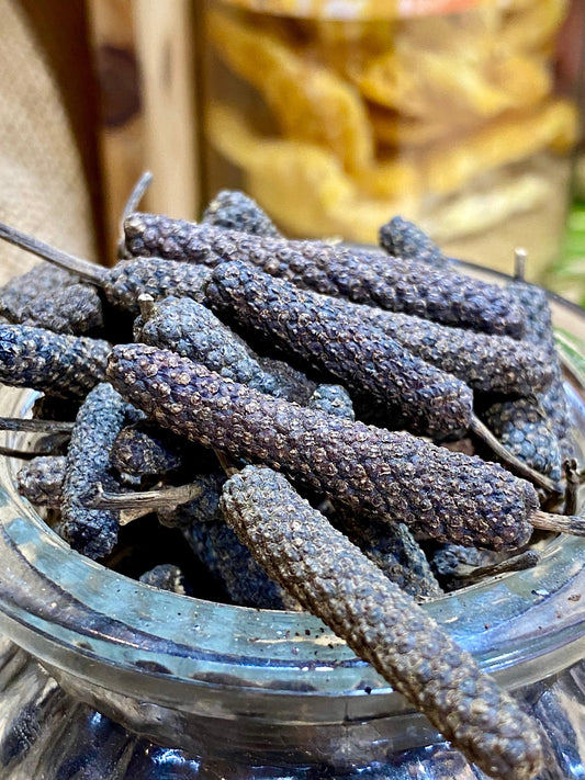 Gros plan sur les grains de poivre long de Java montrant la texture