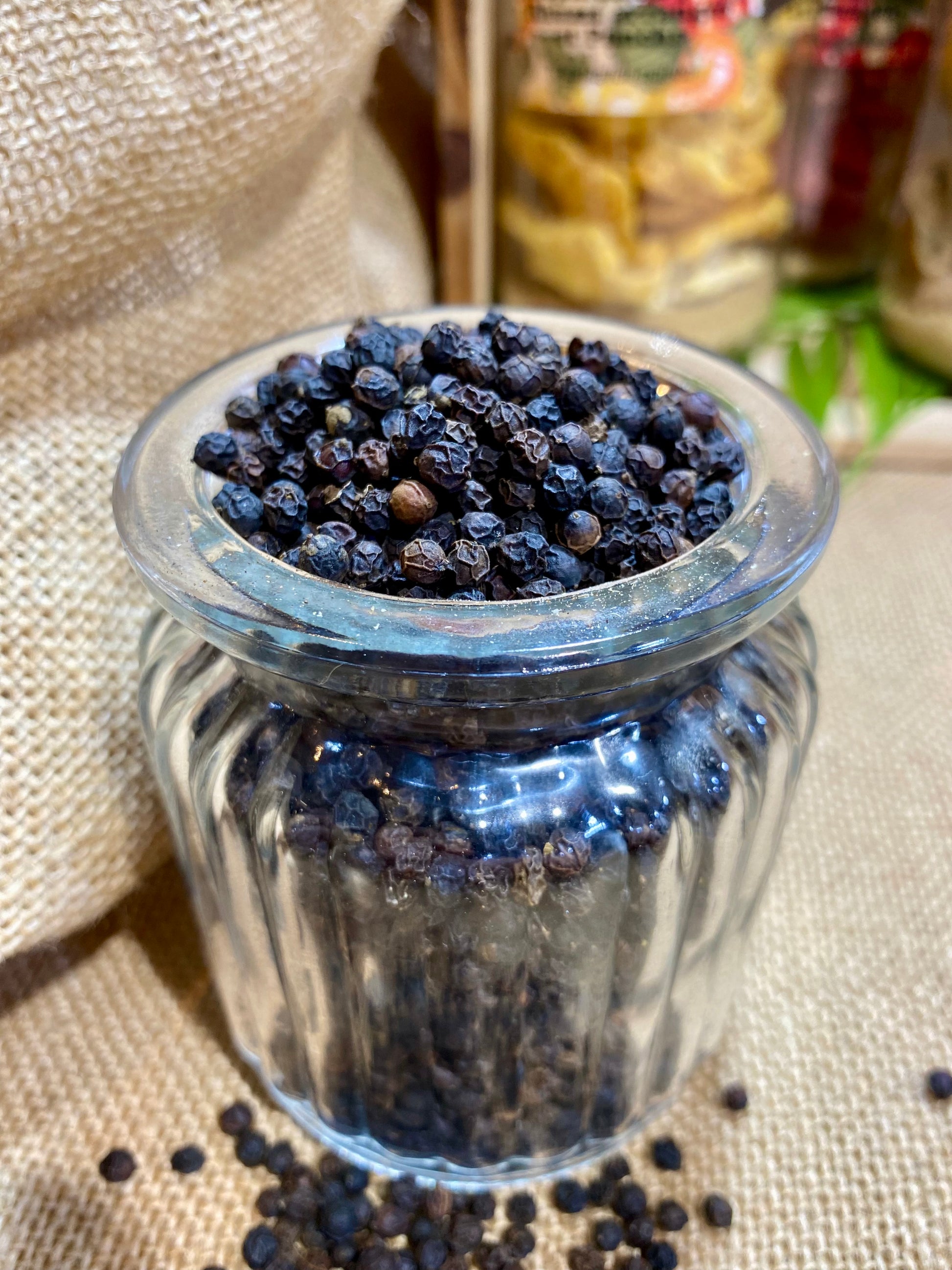 Poivre Neelamundi en grain dans un moulin – mouture fraîche pour arômes intenses