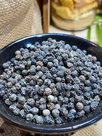 Poivre noir de Madagascar utilisé pour assaisonner une viande