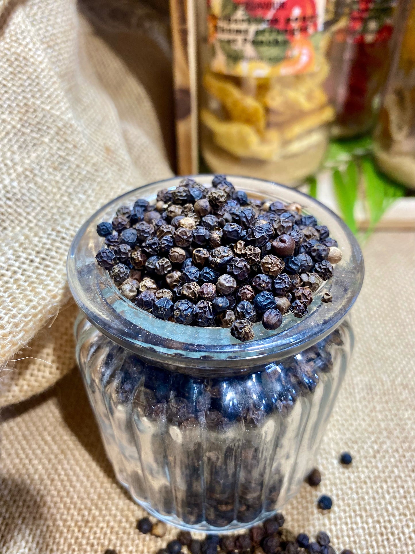 Poivre noir Malabar en grains utilisé en cuisine pour rehausser viandes, sauces et currys