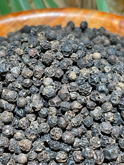 Poivre Penja Noir conservé en bocal hermétique, épice rare de la plaine de Penja