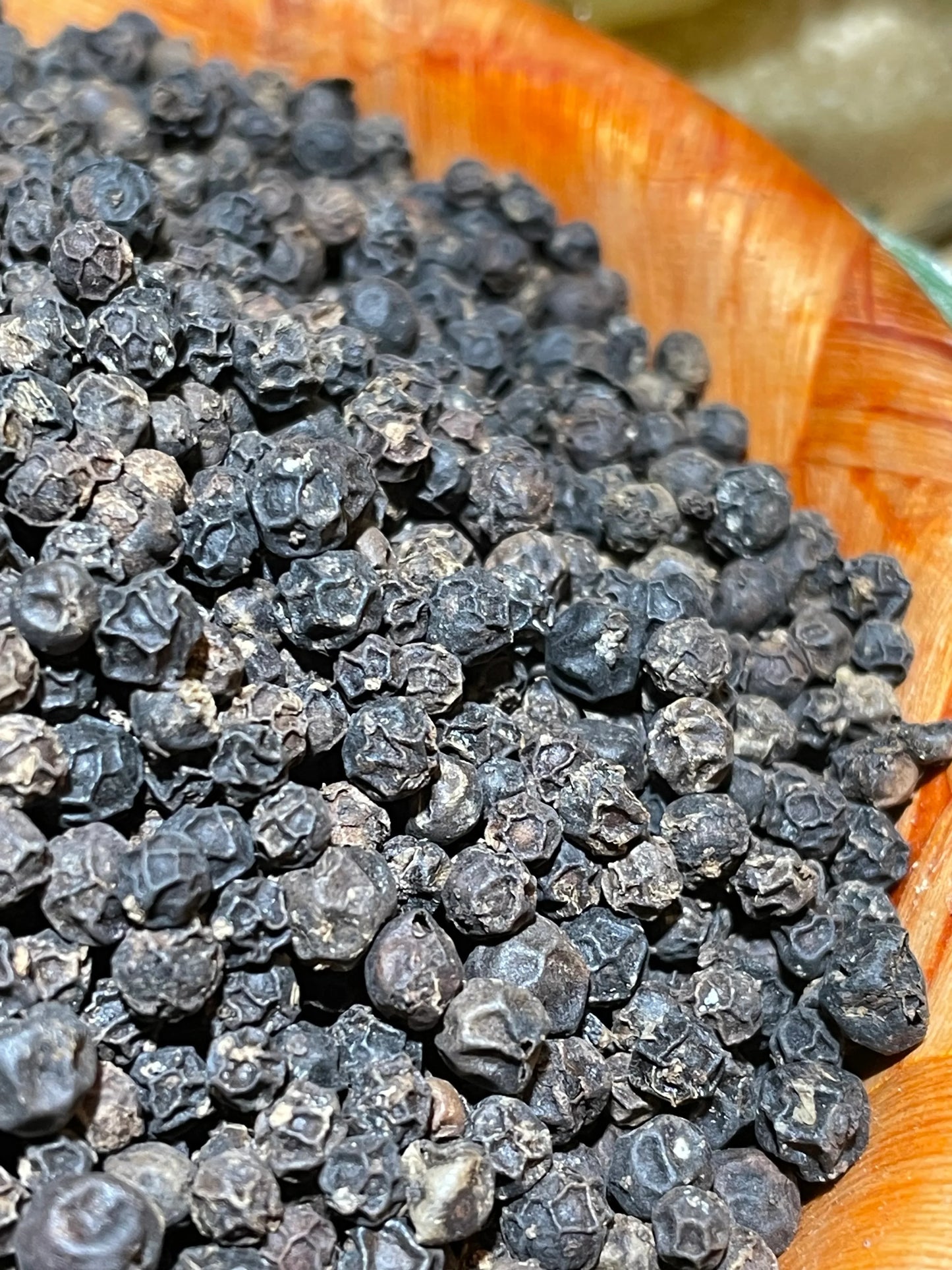 Poivre Penja Noir sur viandes rouges et gibier, épice IGP aux arômes intenses