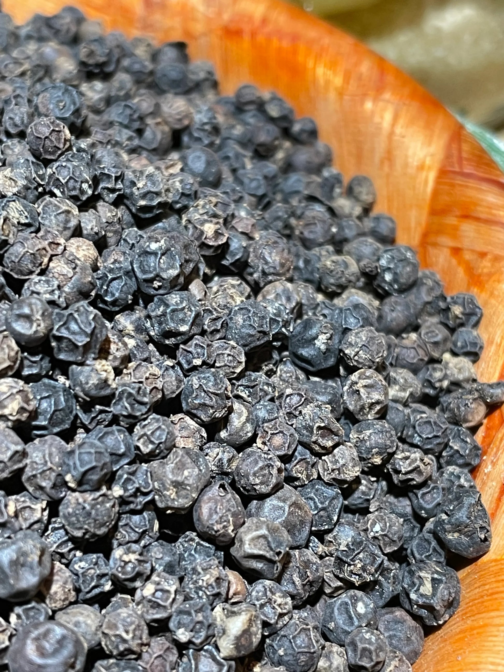 Poivre Penja Noir sur viandes rouges et gibier, épice IGP aux arômes intenses