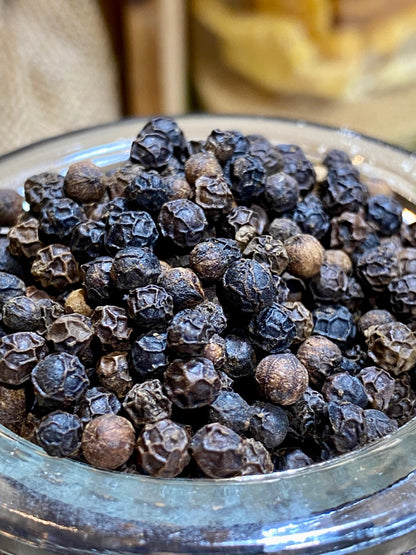 Gros plan sur les grains de poivre de Sarawak montrant texture et couleur