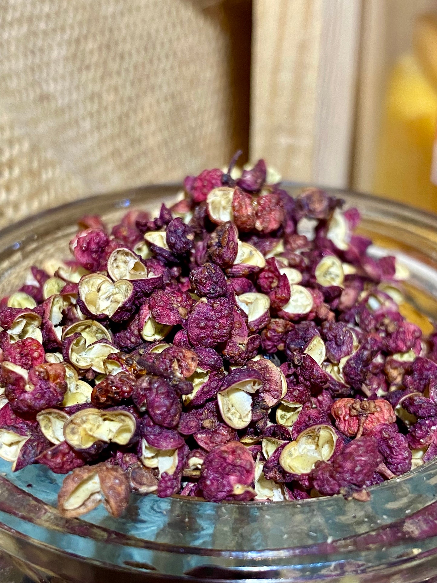 poivre de Sichuan en grains, huile et herbes aromatiques