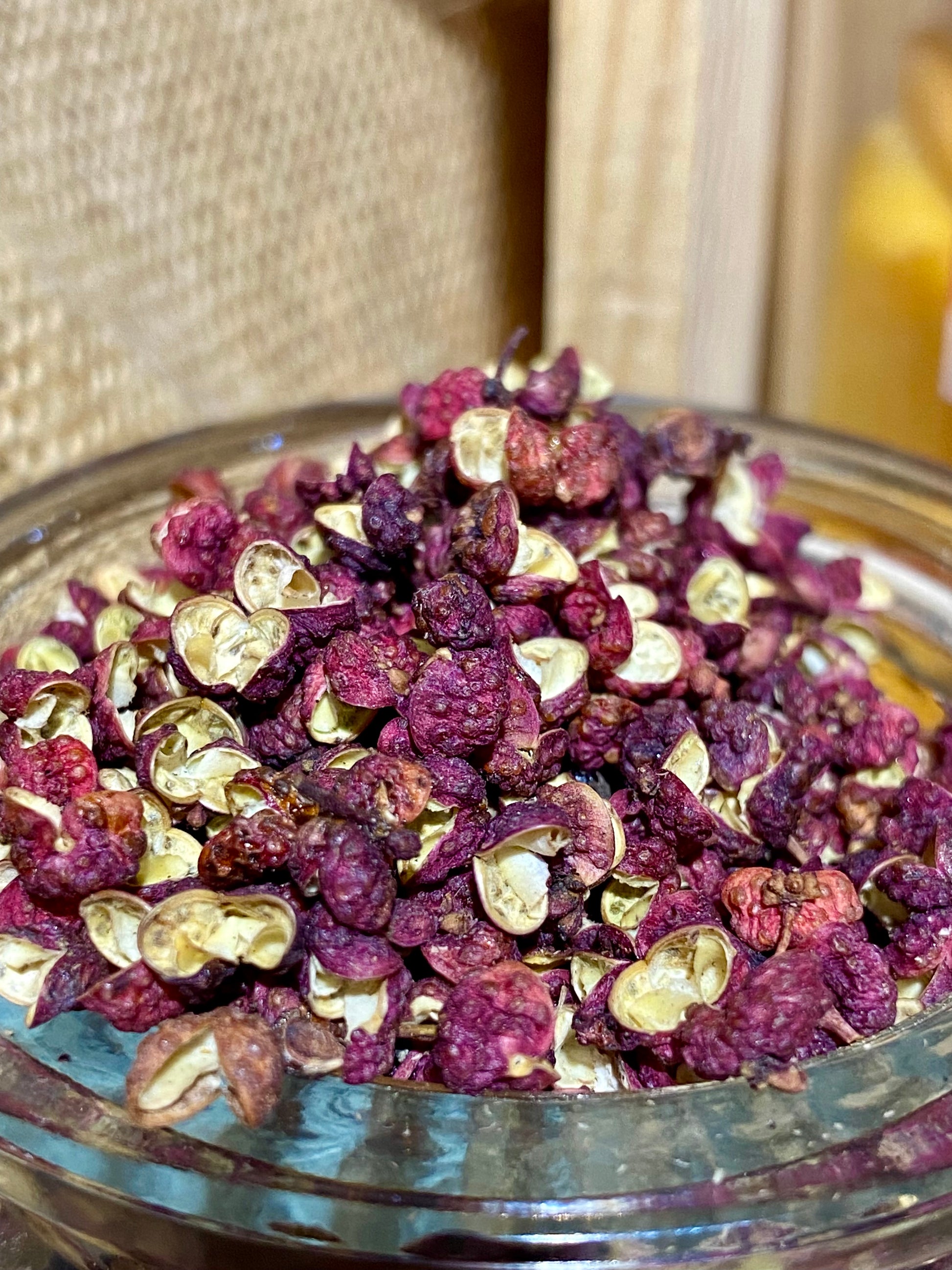 poivre de Sichuan en grains, huile et herbes aromatiques