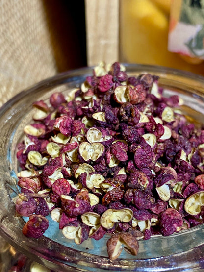 Poivre de Sichuan en grains utilisé pour un sauté asiatique avec légumes et viande