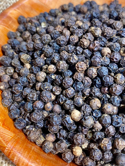 Poivre Tellicherry en grains utilisé pour assaisonner une viande grillée