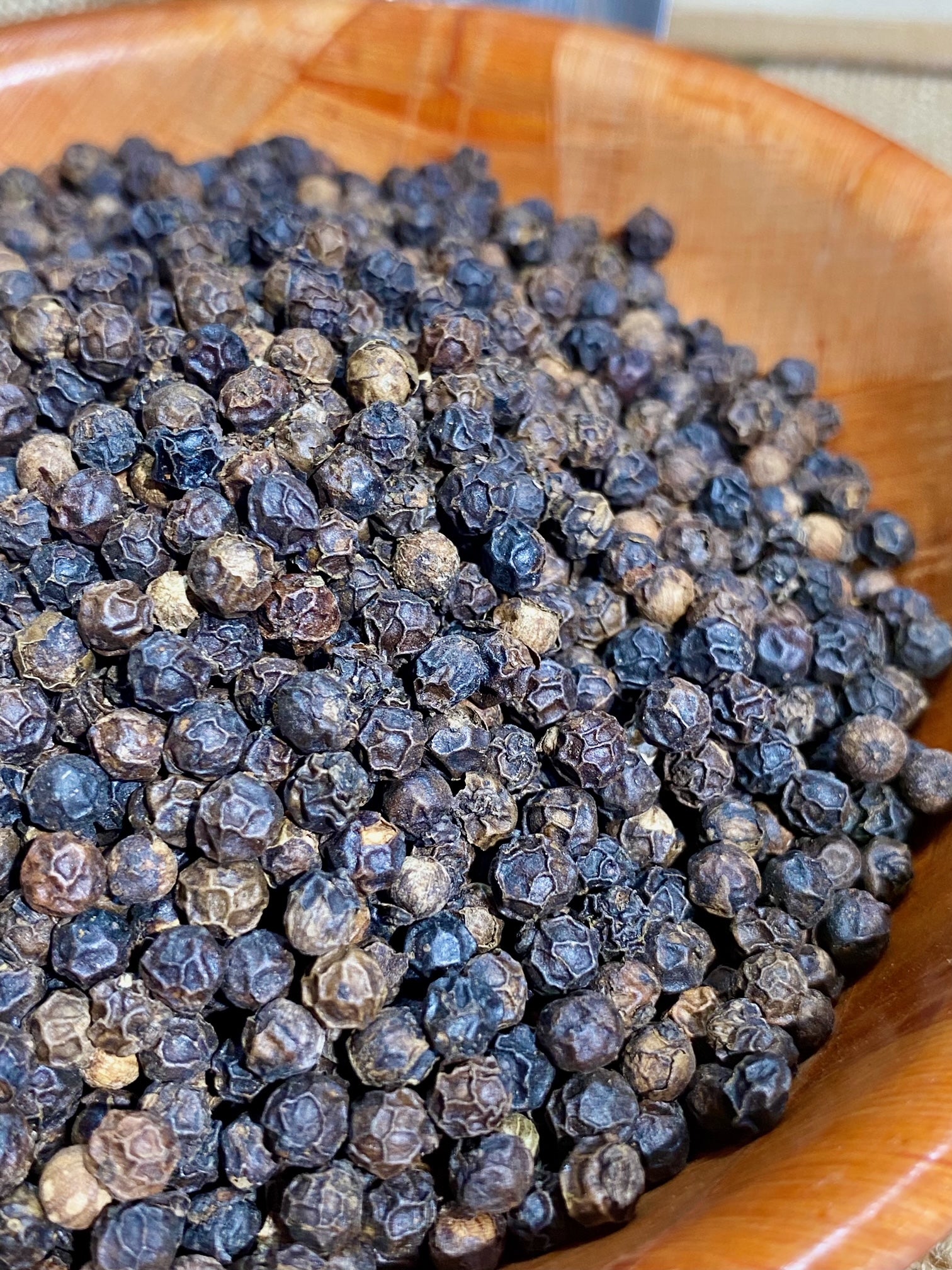 Gros plan sur les grains de poivre Tellicherry montrant texture et couleur