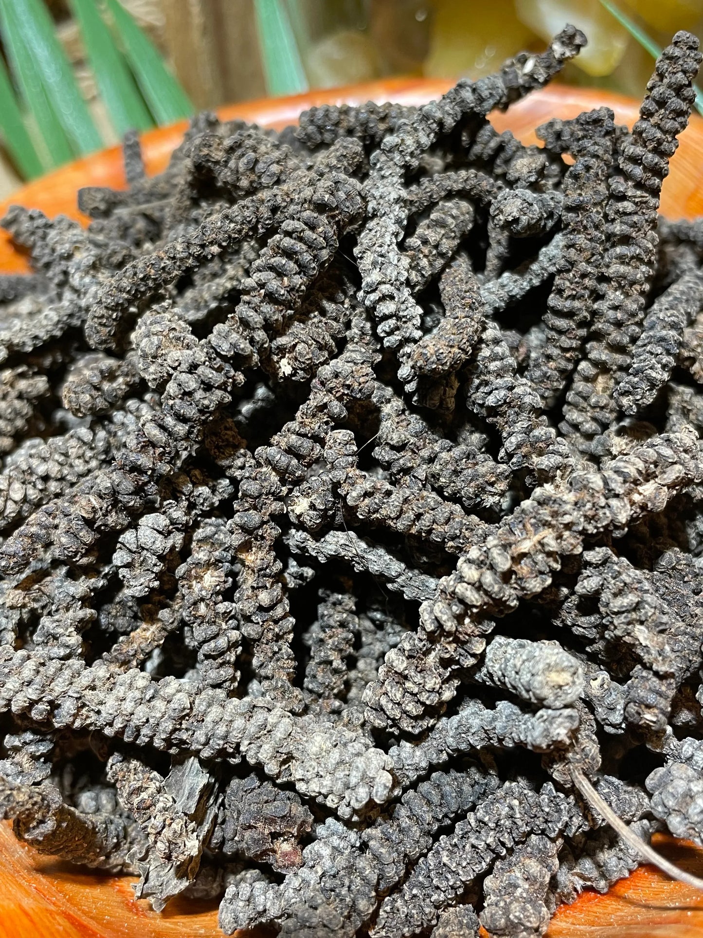 Poivre Timiz concassé au mortier pour libérer ses arômes fruitées et fumés