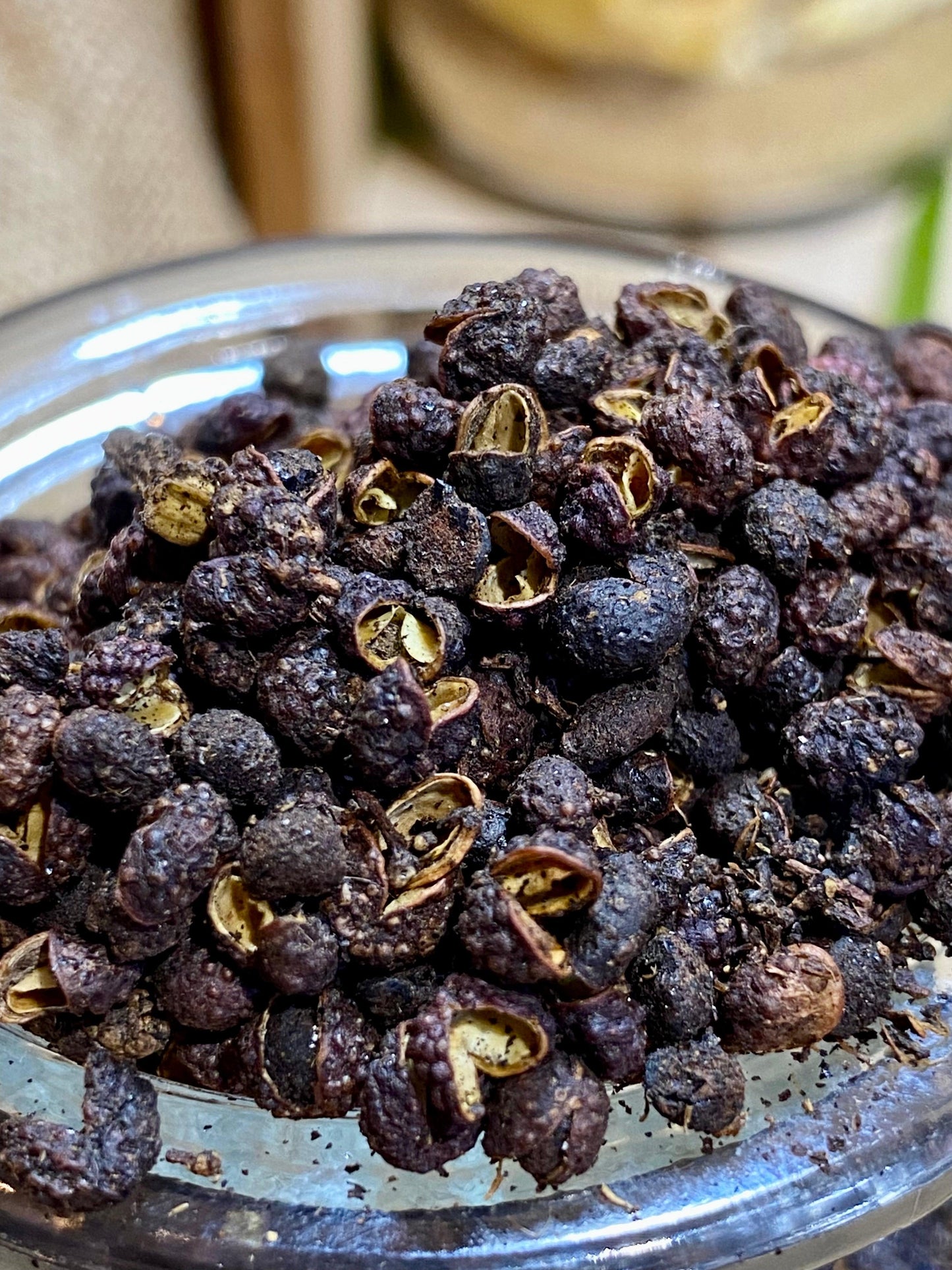 Gros plan sur les grains de poivre Timut montrant leur texture et couleur