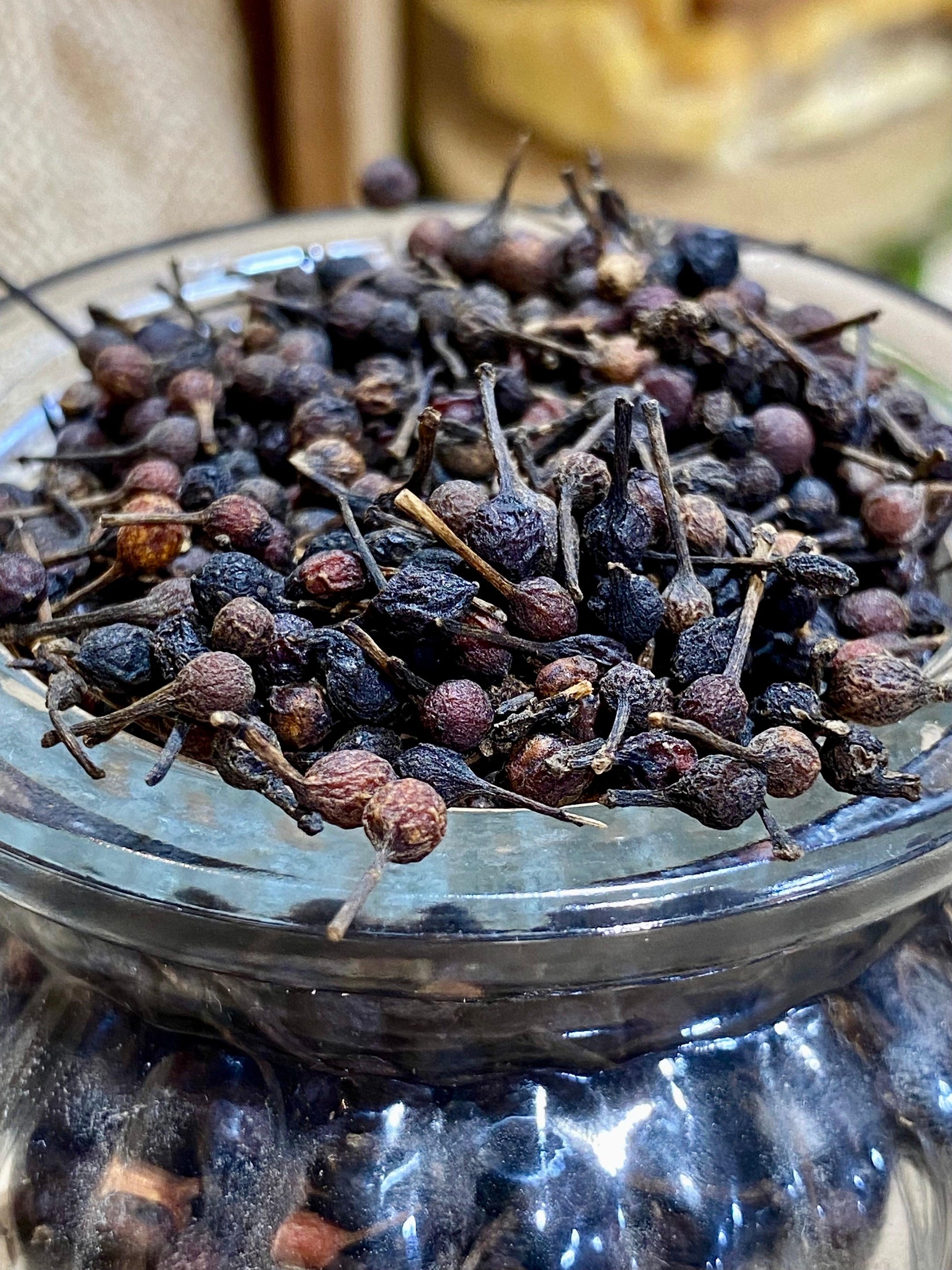 Gros plan sur les grains de poivre Voatsiperifery montrant texture et couleur