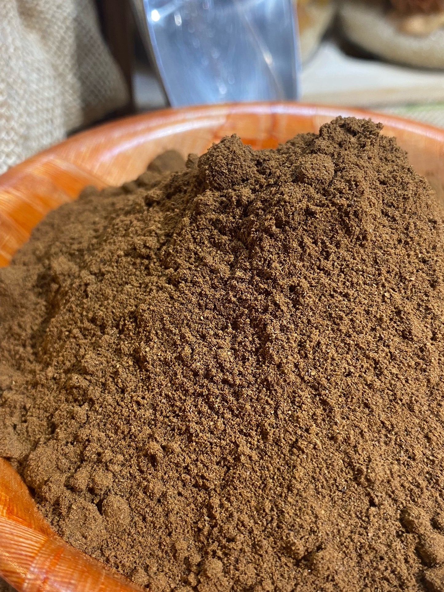Poudre de clou de girofle brun foncé, texture fine prête à l’emploi en cuisine