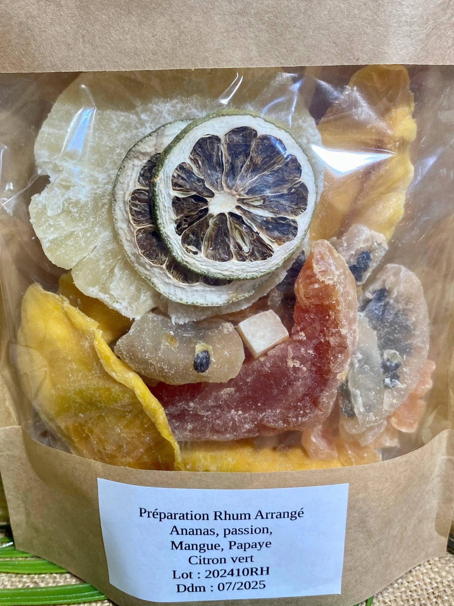 Préparation d’un rhum arrangé fruit exotique maison avec fruits tropicaux et rhum blanc