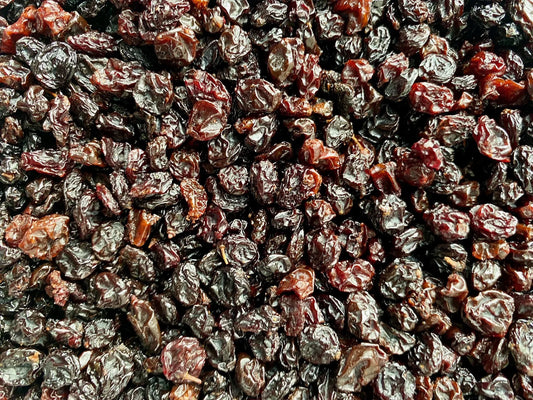 Gros plan sur raisins de Corinthe séchés – fruit sec d’origine méditerranéenne avec saveur intense, idéal pour pâtisserie, salade ou plats salés