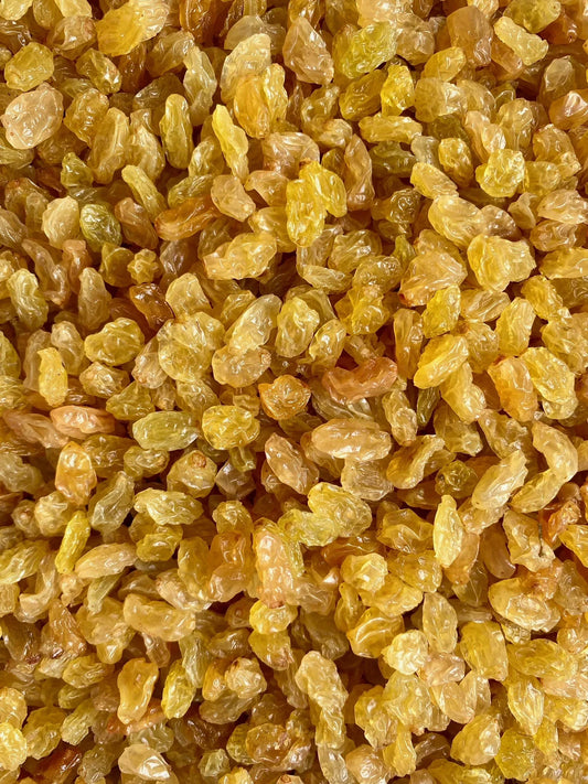 Gros plan sur raisins secs Golden moelleux et dorés – texture sucrée et saveur délicate idéale pour collation ou cuisine créative