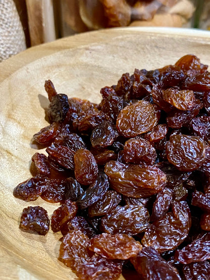 Infographie des bienfaits des raisins secs Sultanine – riches en fibres, minéraux essentiels, antioxydants et énergie naturelle pour une alimentation équilibrée
