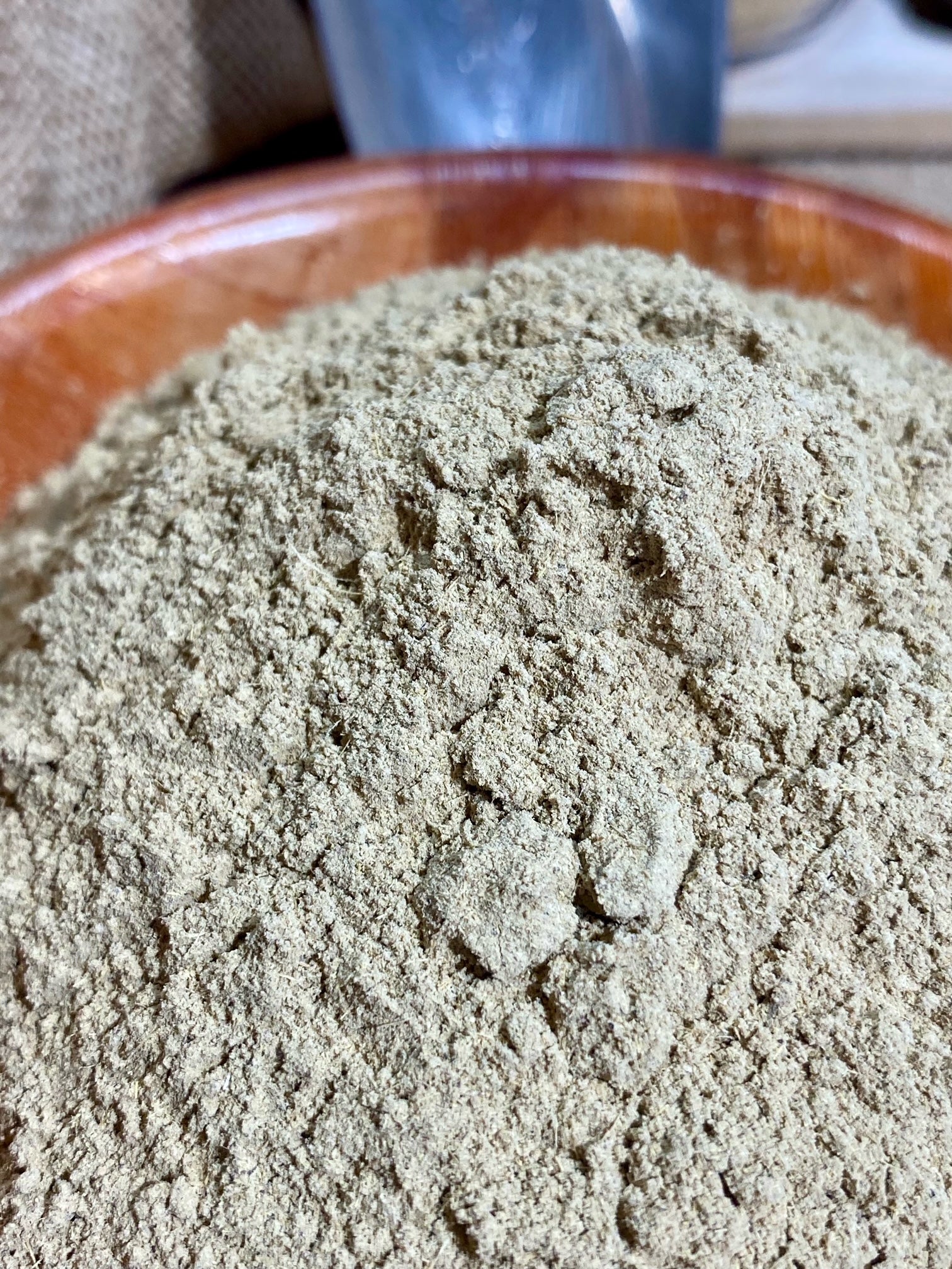 Texture fine de réglisse en poudre alimentaire naturelle pour recettes sucrées et salées