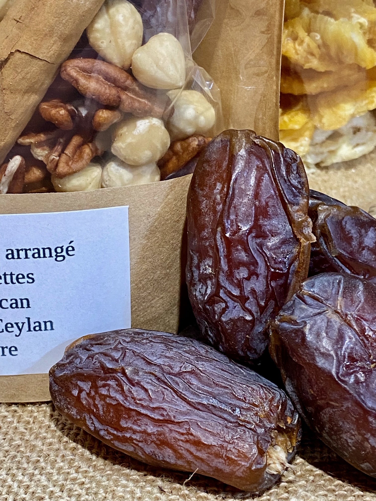 Ingrédients en vrac pour rhum arrangé fruit sec – mélange fruité d’abricots séchés, dattes moelleuses, figues et raisins secs pour ajouter au rhum