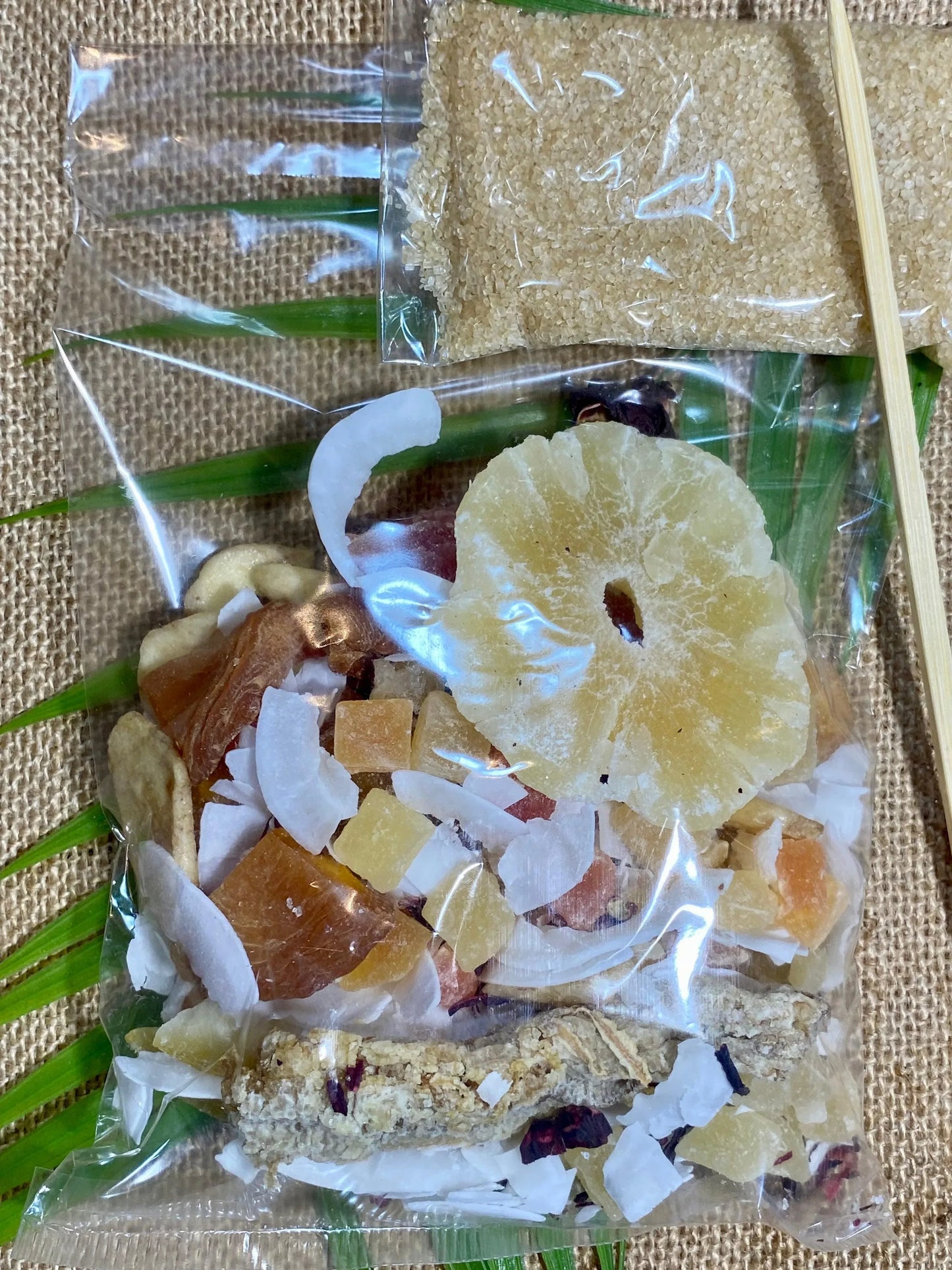 Sachet de préparation pour rhum arrangé La Marie‑Galante ouvert – fragments de fruits séchés exotiques et épices prêts à être versés dans une bouteille pour infusion maison
