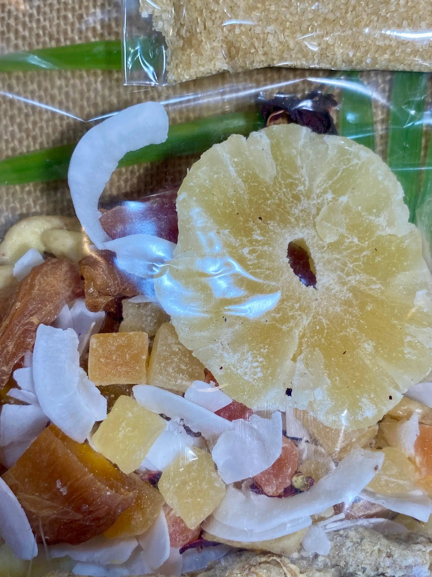 Étapes de préparation du rhum arrangé La Marie‑Galante – ajout du sachet d’ingrédients, sucre de canne et macération dans du rhum blanc agricole pour créer une boisson maison parfumée