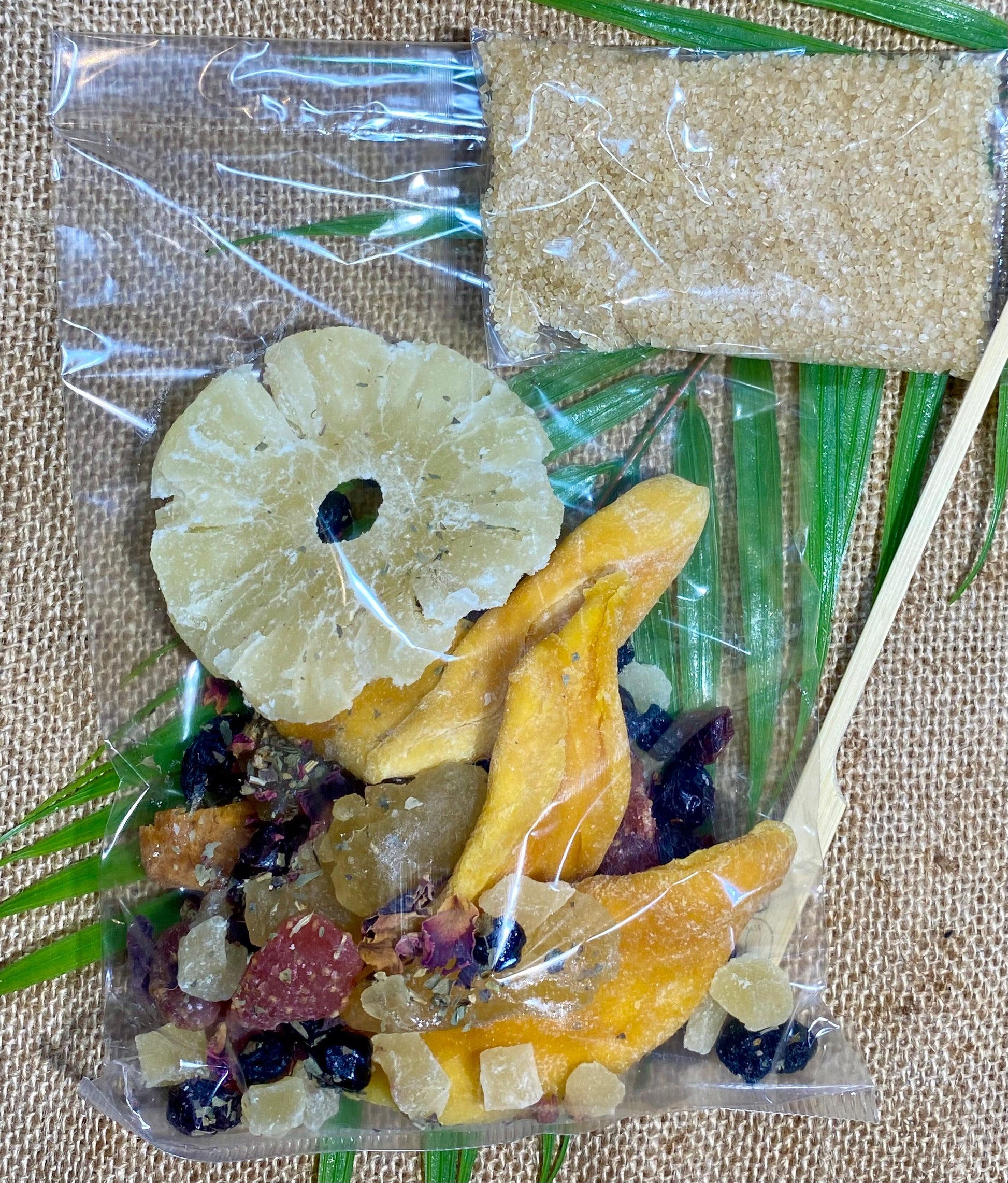 Sachet de préparation pour rhum arrangé La Rhumantique ouvert – montre les fruits séchés et épices prêts à être versés dans une bouteille pour macération maison