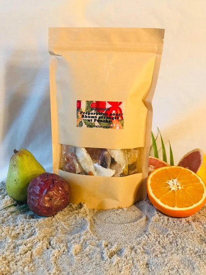 Sachet de préparation pour rhum arrangé La Route des Rhums ouvert – montrant les fruits séchés, épices et sucre prêts à être versés dans une bouteille pour infusion