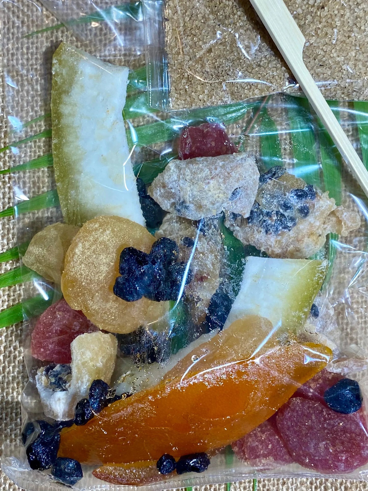 Étapes de préparation du rhum arrangé La Route des Rhums – versement des ingrédients, ajout du sucre de canne et du rhum blanc agricole, et macération pour boisson artisanale savoureuse