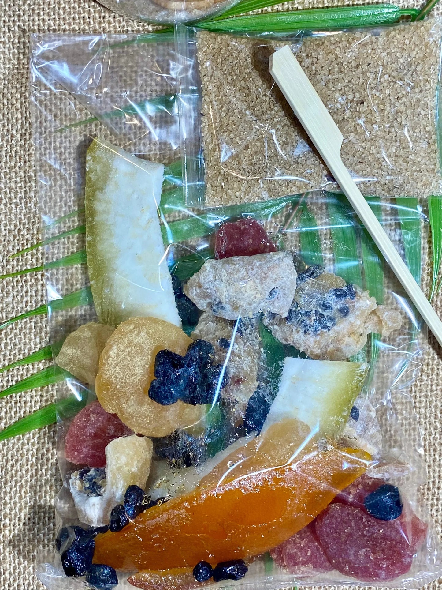 Ingrédients en vrac pour rhum arrangé La Route des Rhums – assortiment de fruits séchés et d’épices soigneusement sélectionnés prêt à être ajouté à du rhum blanc agricole