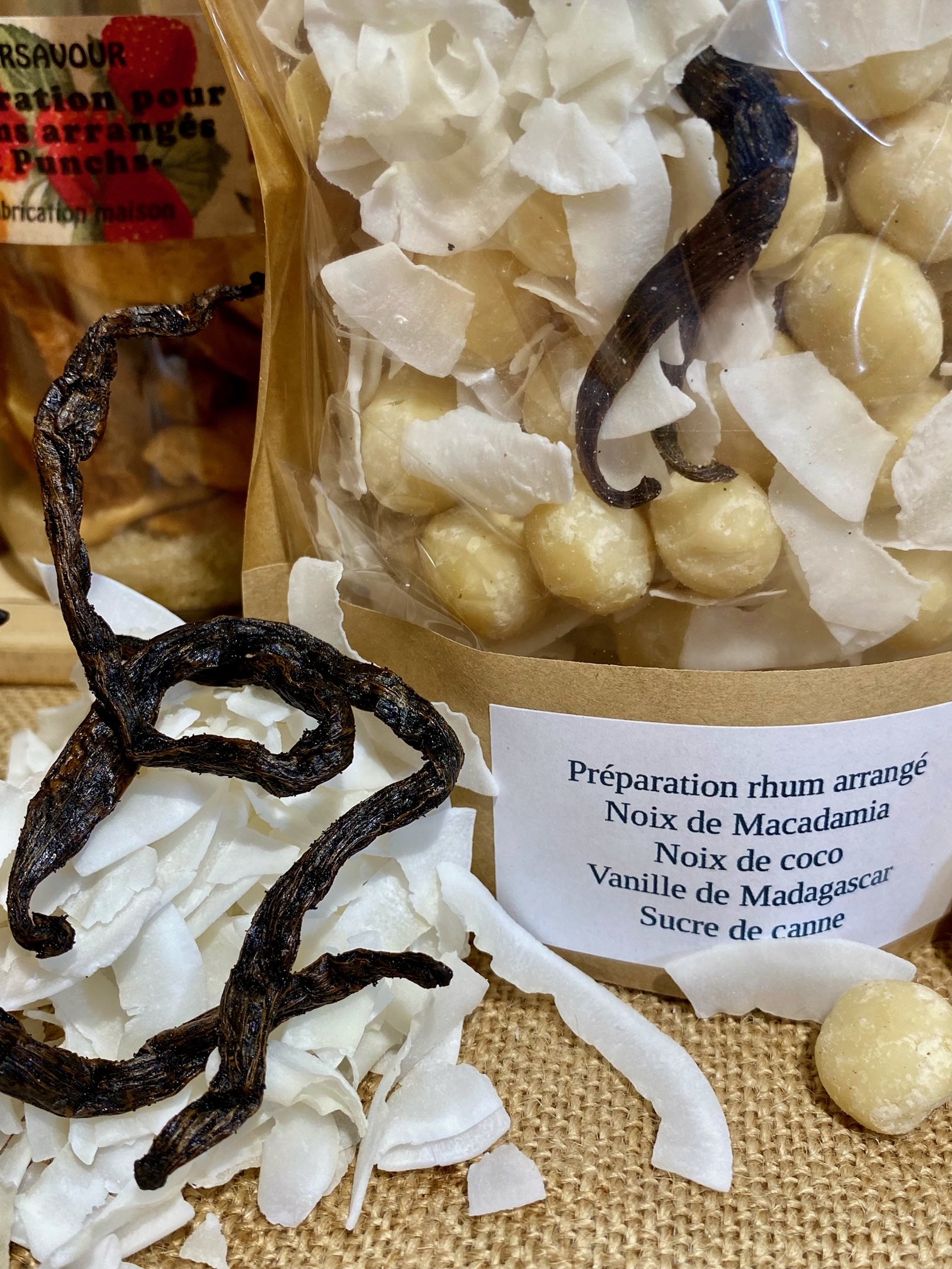 Sachet de préparation pour rhum arrangé noix de macadamia et coco ouvert – ingrédients courts et aromatiques prêts à être ajoutés à un litre de rhum pour infusion maison