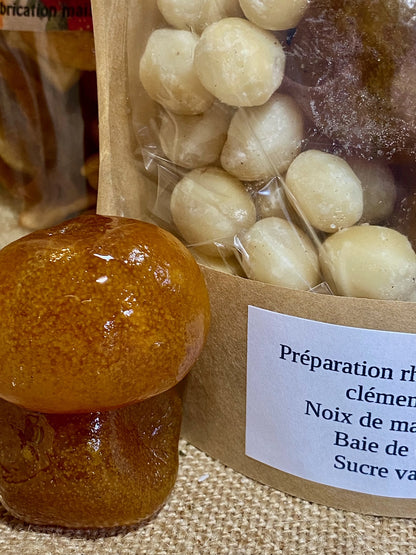 Gros plan du mélange de fruits secs et épices pour rhum arrangé Macadamia Timut – noix de macadamia, morceaux de clémentine et baies de Timut prêts à infuser dans du rhum