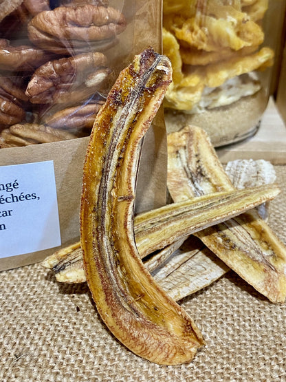 Sachet de préparation pour rhum arrangé noix de pécan ouvert – montre les fruits séchés et épices prêts à être versés dans une bouteille de rhum pour infusion