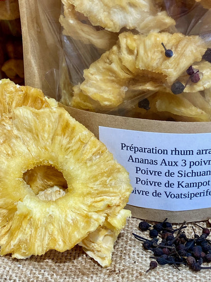 Ananas séché et épices poivrées utilisés dans la préparation de rhum arrangé – combinaison fruitée et épicée pour une boisson aromatique originale